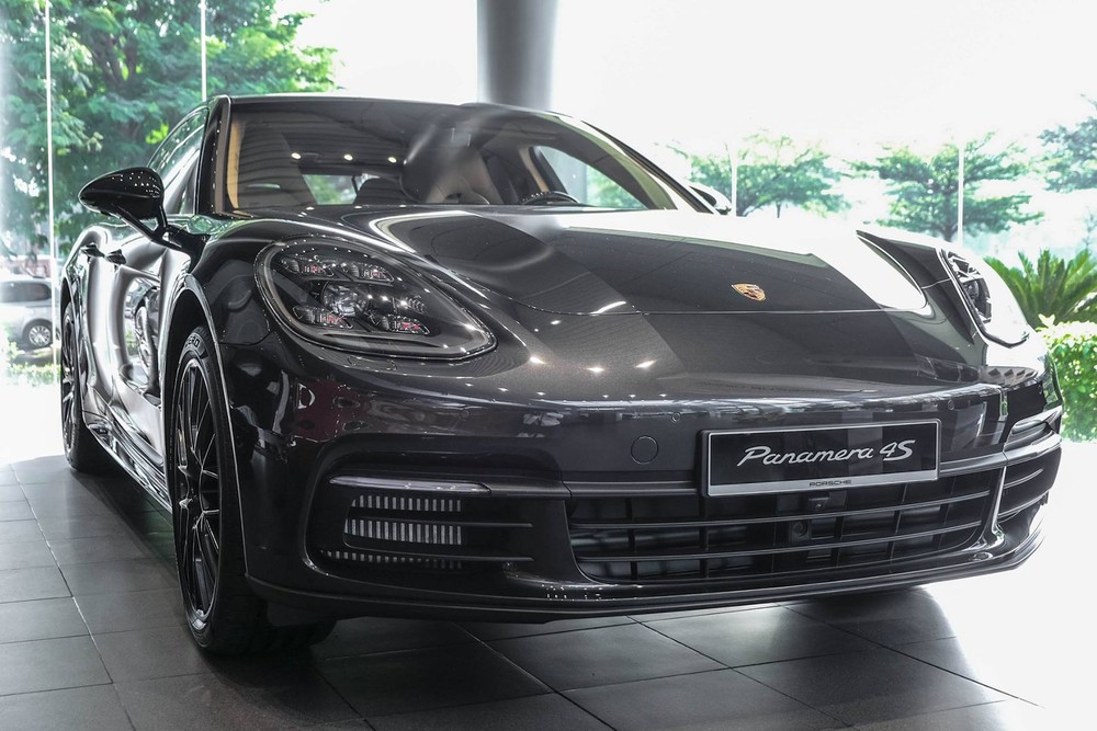 Được giới thiệu lần đầu tiên vào năm 2009,  siêu xe Porsche Panamera là mẫu xe mới nhằm mở rộng đối tượng khách hàng của Porsche trên thế giới. Ở phiên bản 2017, Porsche cho thấy khả năng vận hành mạnh mẽ của mẫu xe thể thao kết hợp tính tiện nghi, đẳng cấp của chiếc sedan hạng sang, tự tin chinh phục những khách hàng khó tính nhất.